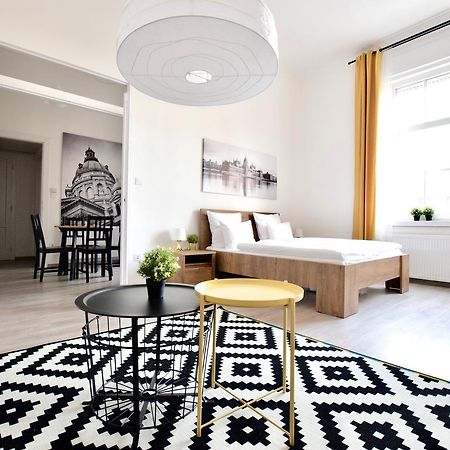 Standard Apartment By Hi5 - Bazilika Suite Boedapest Buitenkant foto