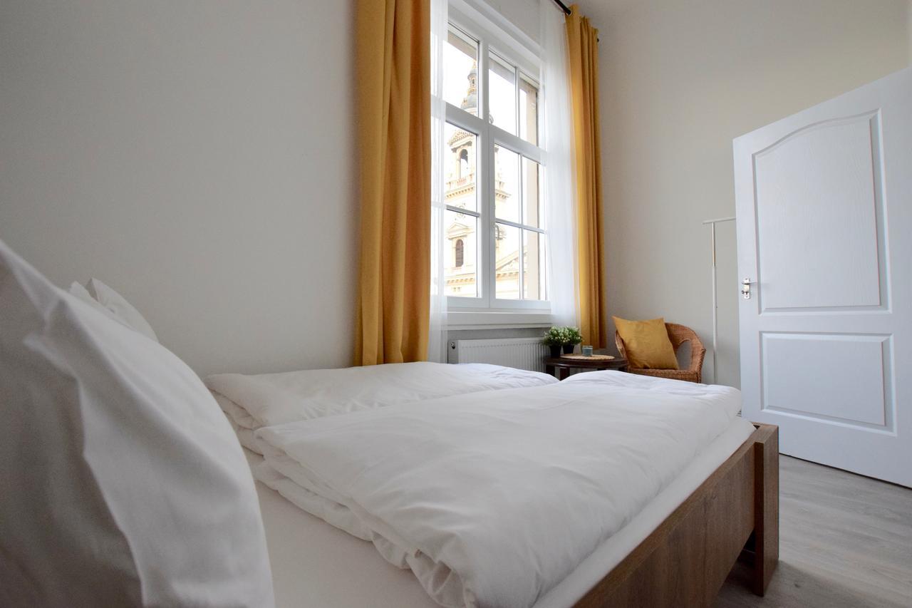Standard Apartment By Hi5 - Bazilika Suite Boedapest Buitenkant foto